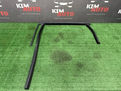 Уплотнитель стекла направляющий Ford Kuga 2013 SUV