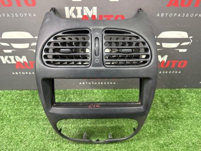 Рамка магнитолы с дефлекторами Peugeot 206