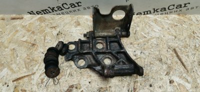 Кронштейн генератора Mercedes W123 230