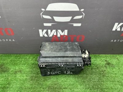 Блок предохранителей под капот Opel Astra J