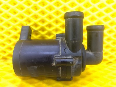 Насос водяной дополнительный Porsche Cayenne 2008 957