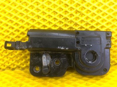 Ответная часть замка крышки багажника Porsche Cayenne 2008 957