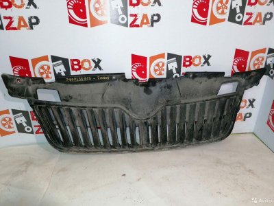 Решетка радиатора спереди 5J0853668c Skoda Fabia 2