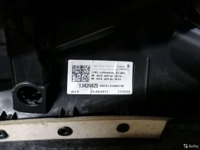 Обшивка двери справа спереди 13420425 Opel Astra 2