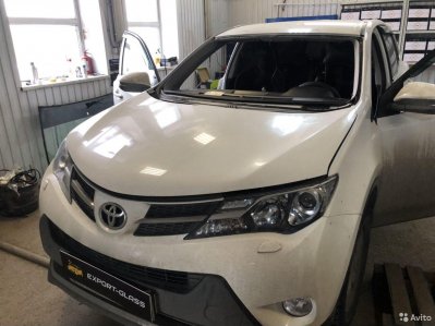 Стекло на Toyota RAV4 (IV)